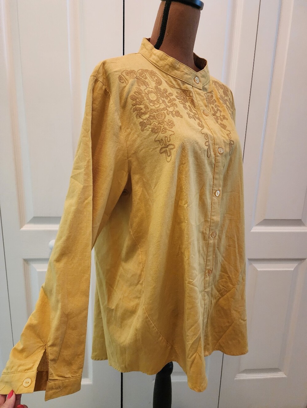 Embroidered Lafenlook Indie Mandarin Collar Button-Up Hi-lo Hem Blouse/ Mustard